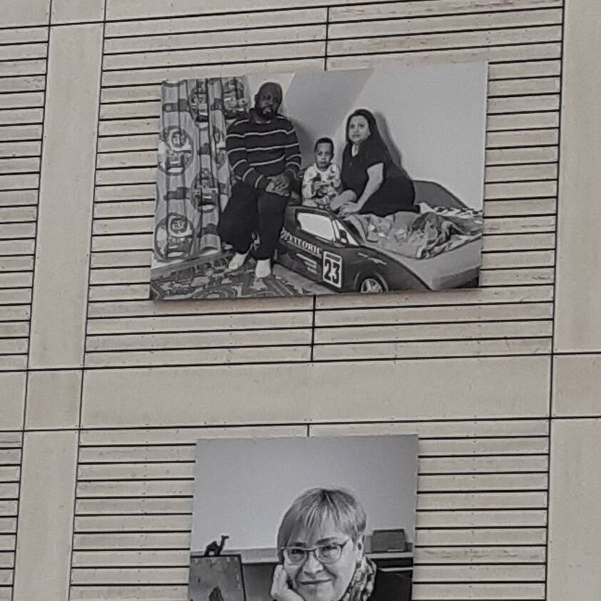 Zwei schwarz weiß Bilder mit Personen