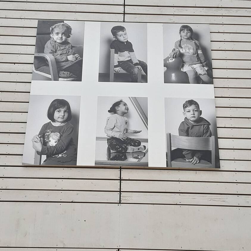 Zwei schwarz weiß Bilder mit Personen