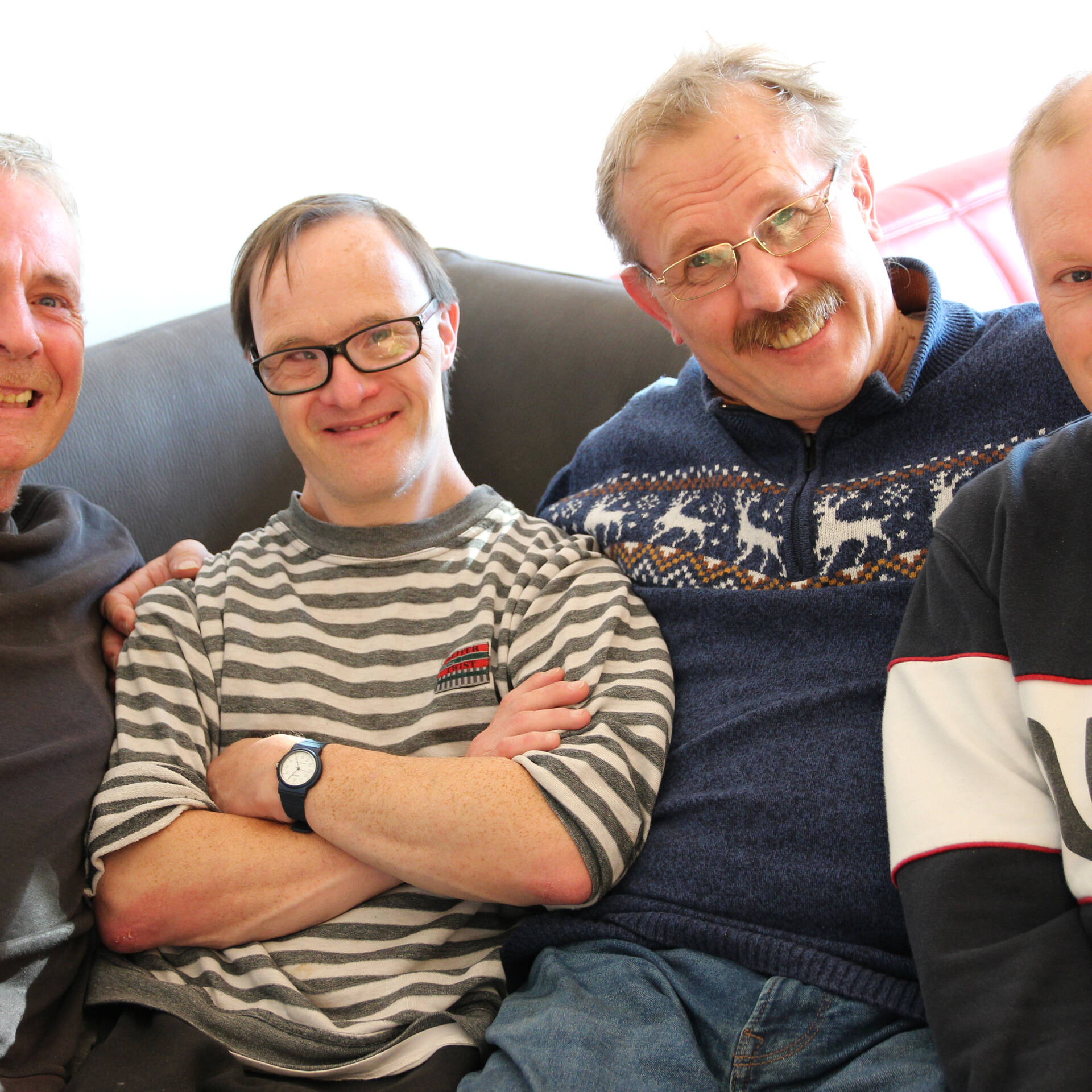 Vier Männer sitzen und lachen