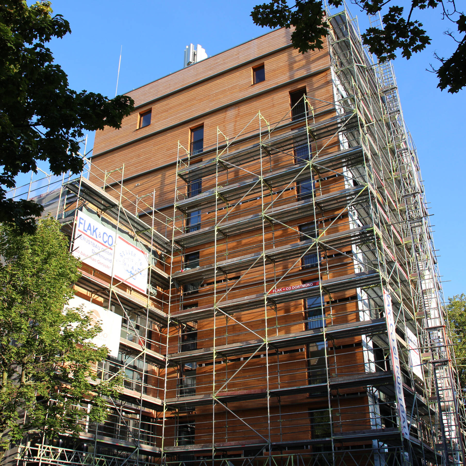 Ein Gebäude mit einem großen Gerüst.