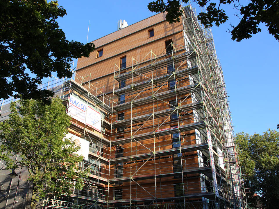 Ein Gebäude mit einem großen Gerüst.