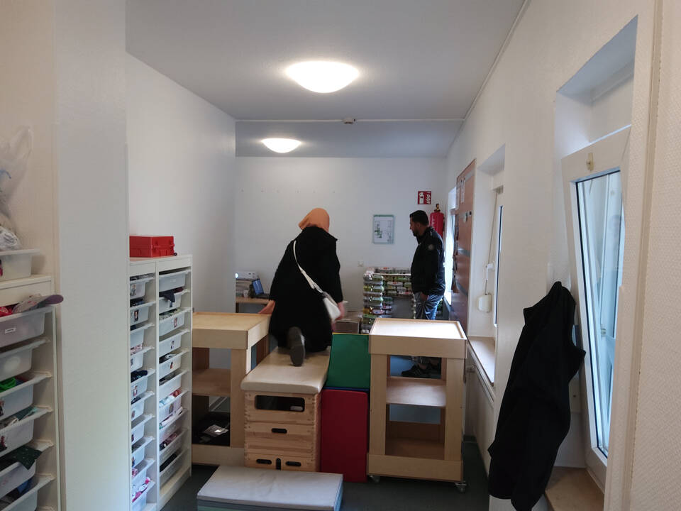 Eine Person auf einem Kasten in einem Raum