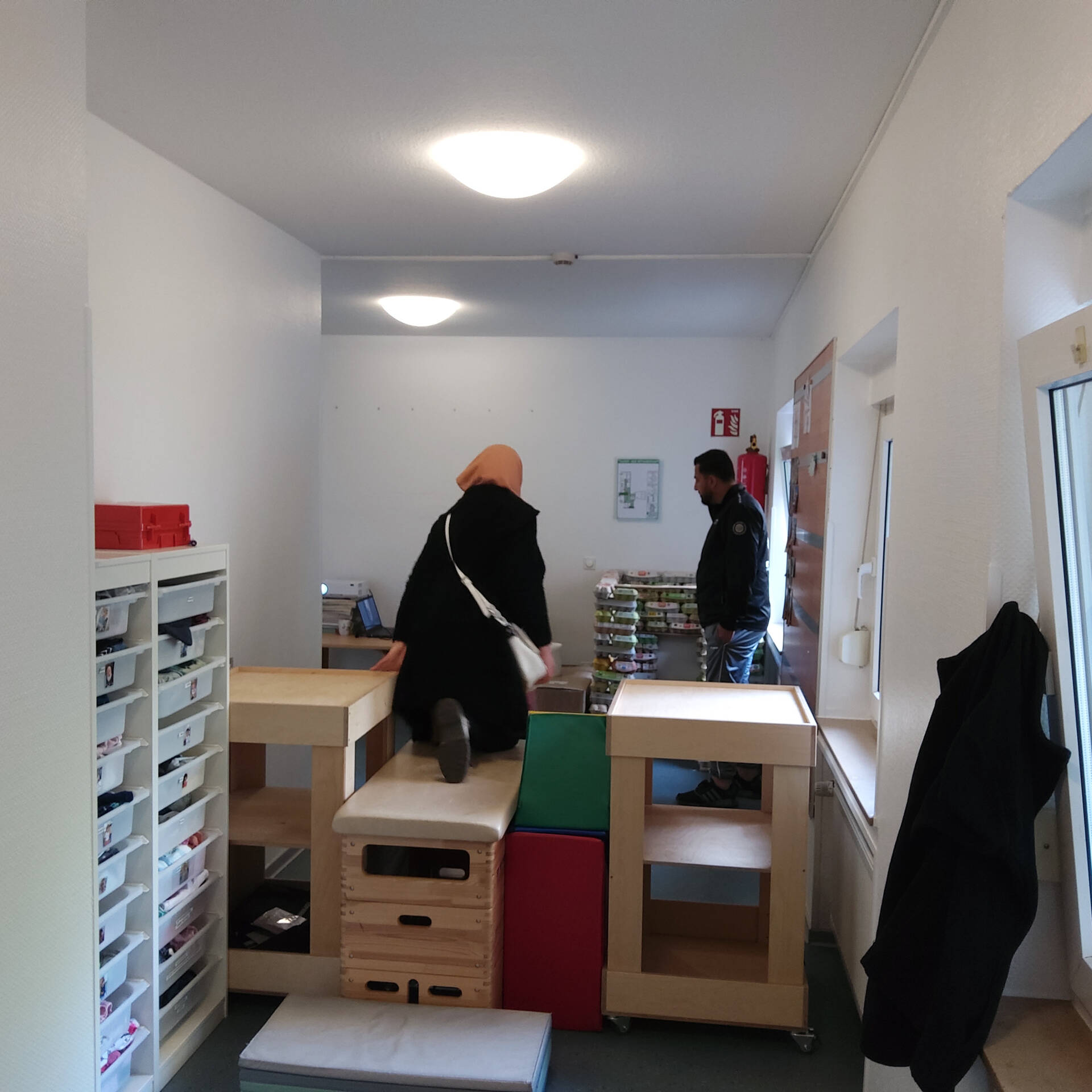 Eine Person auf einem Kasten in einem Raum