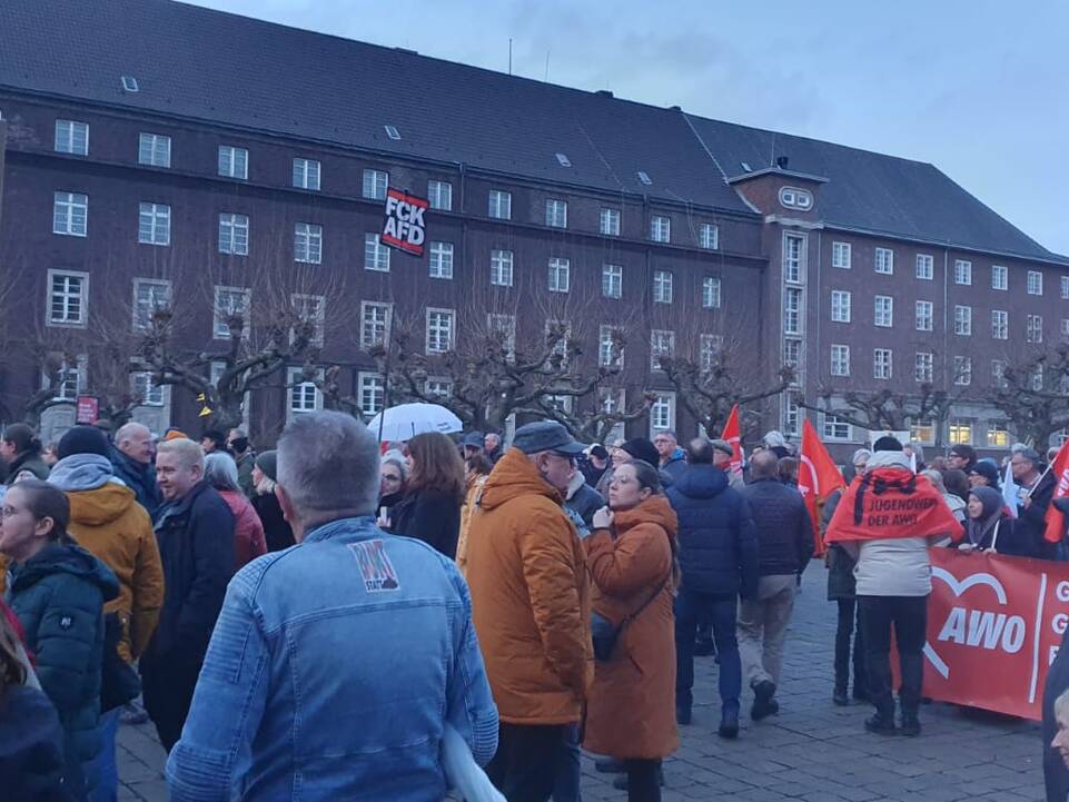 Viele Menschen auf einem Platz.