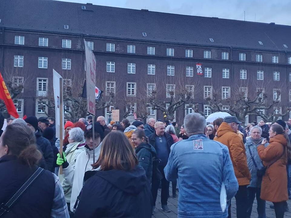 Viele Menschen auf einem Platz.