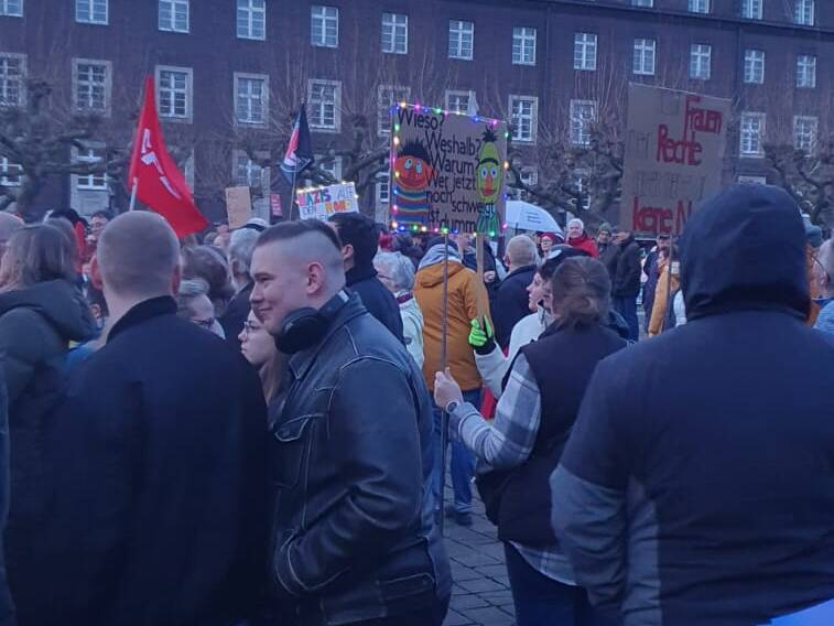 Viele Menschen auf einem Platz.