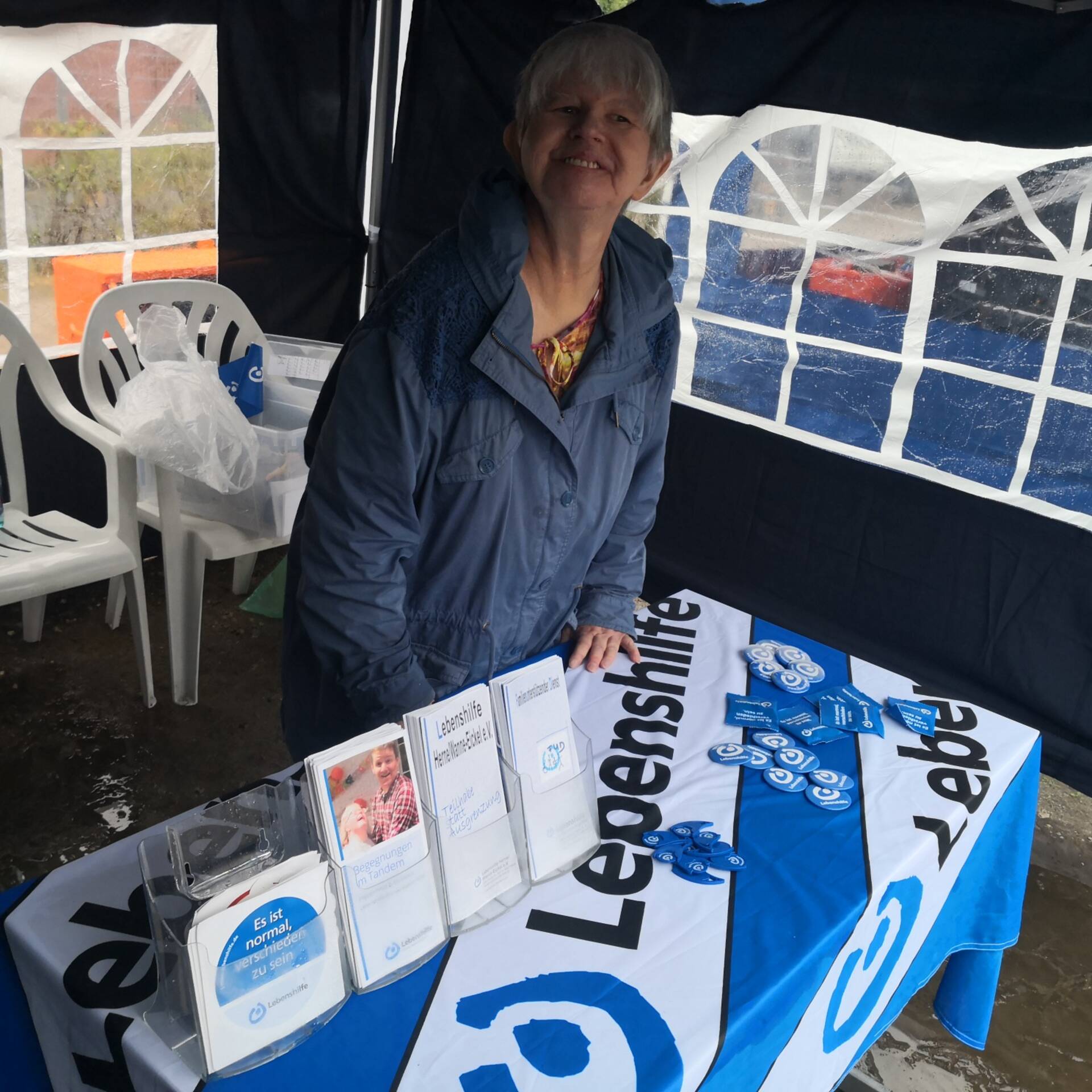 Eine Frau steht im Pavillion der Lebenshilfe.