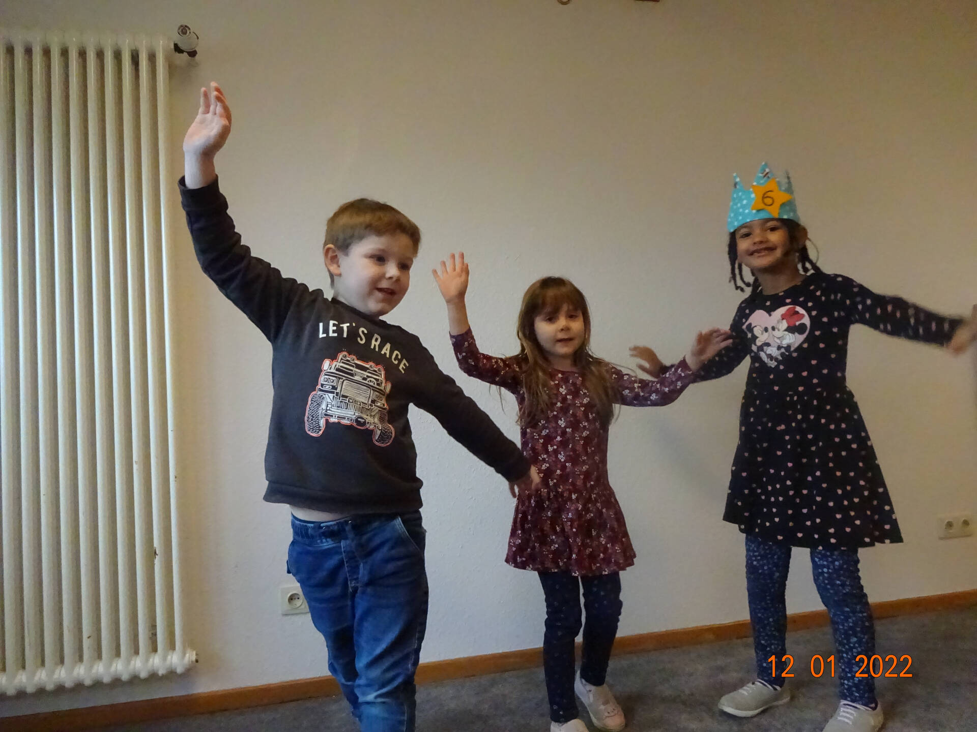 Drei Kinder tanzen durch den Raum