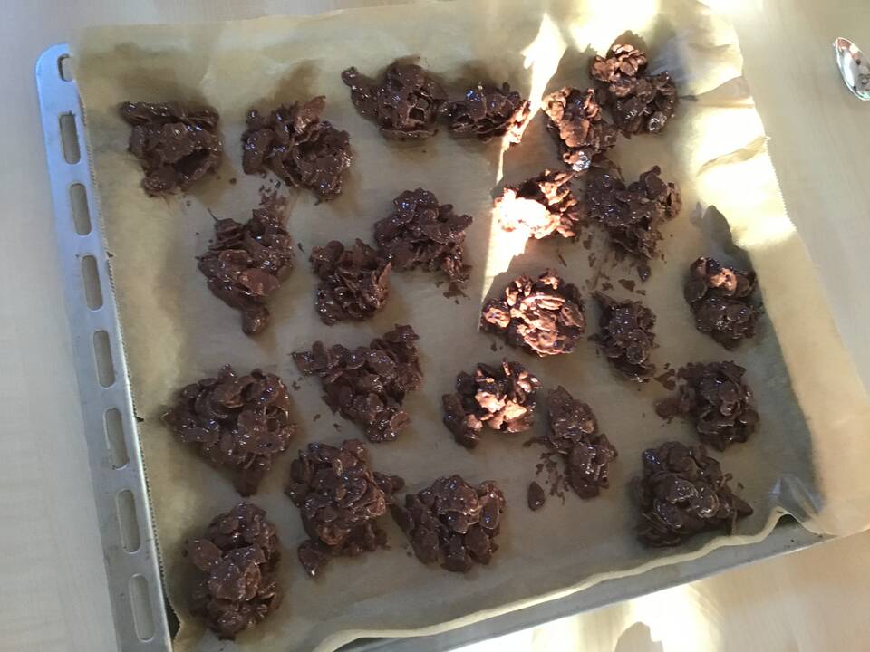 Schokocrossies auf einem Backblech.