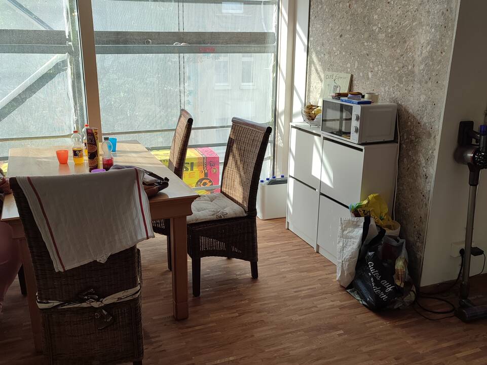 Stühle, Schränke und Tüten in einem Raum.