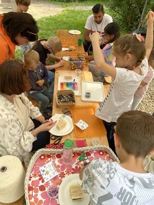 Kinder und Erwachsene an einem Tisch.