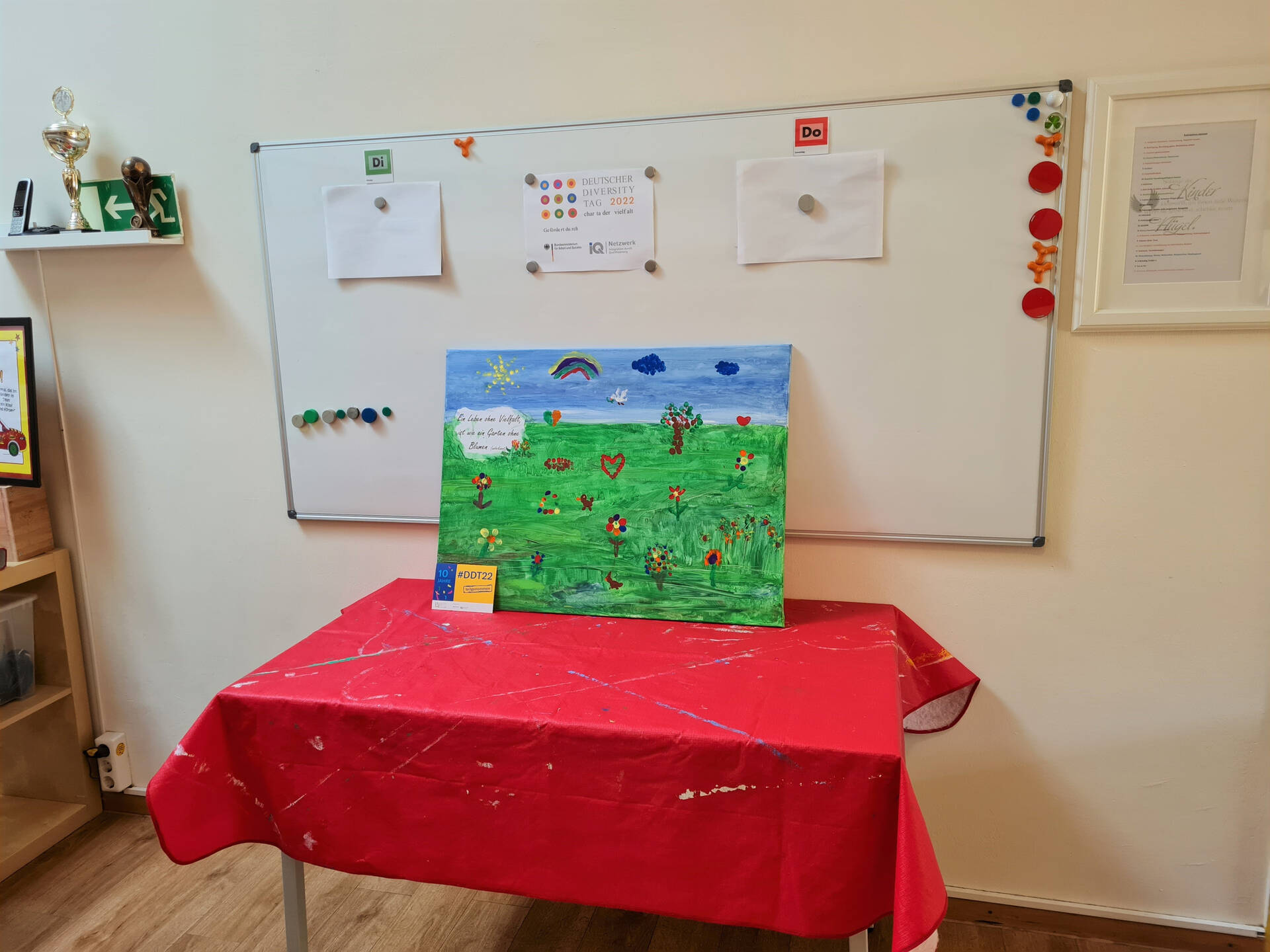 Ein Bild steht auf einem Tisch mit einer roten Decke.