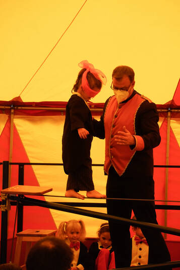 Ein Kind balanciert mit verschlossenen Augen