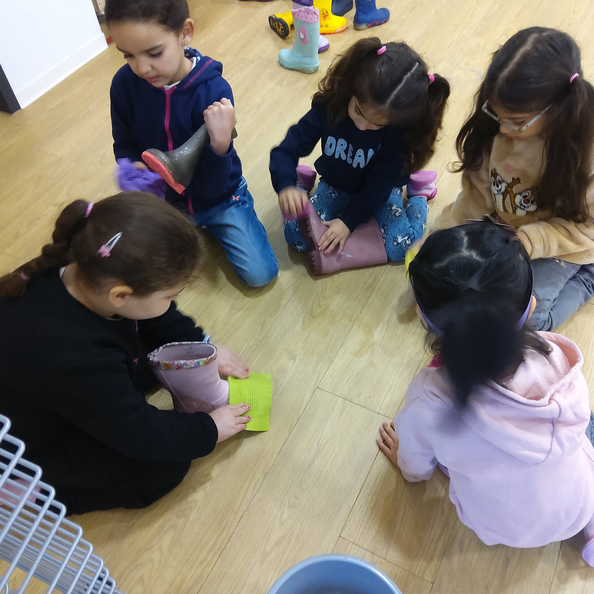 Kinder putzen Ihre STiefel