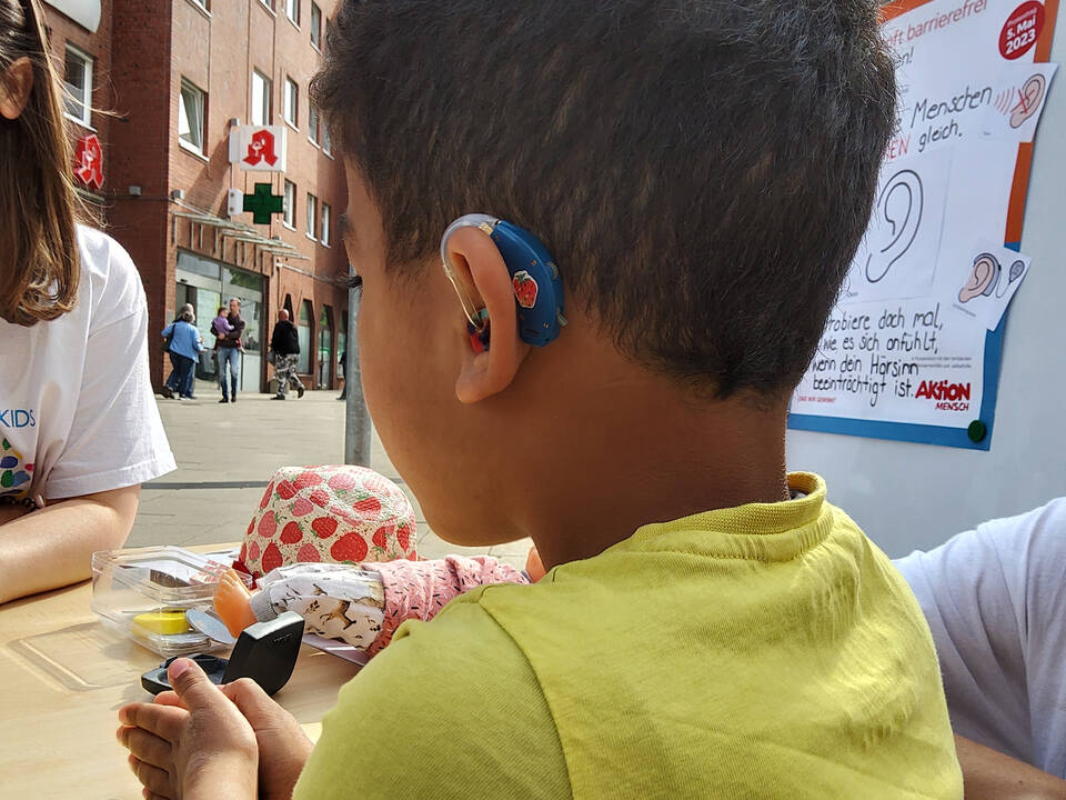 Ein Kind mit einem Hörgerät.