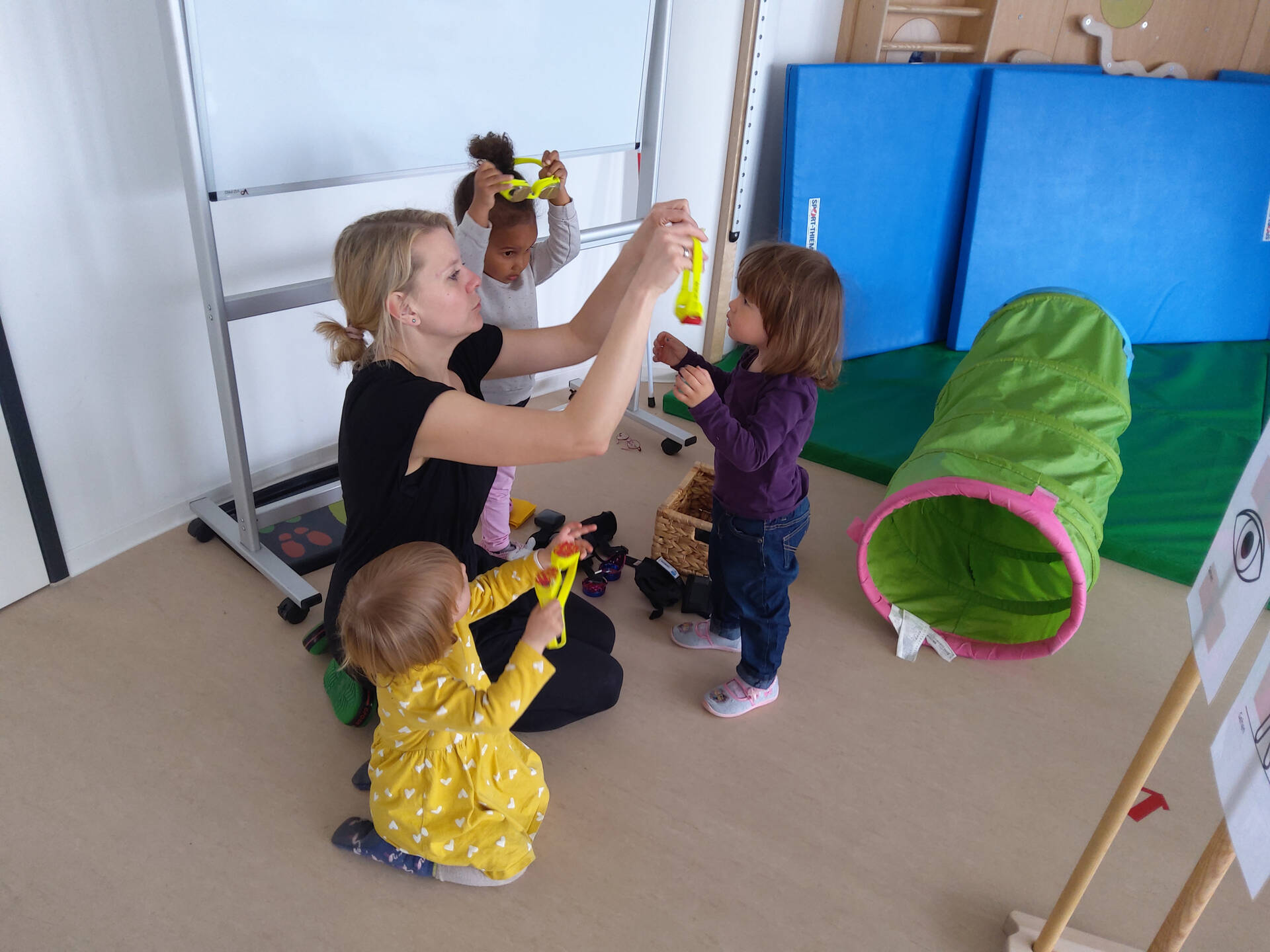 Kinder probieren unterschiedliche Brillen aus die den Blick verändern.