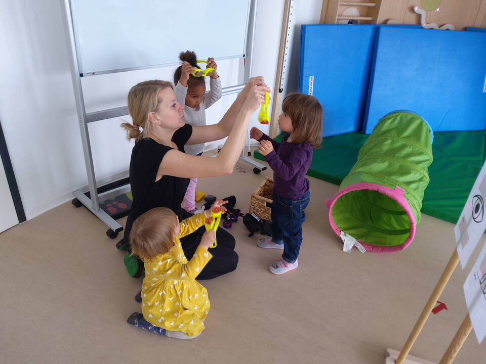 Kinder probieren unterschiedliche Brillen aus die den Blick verändern.