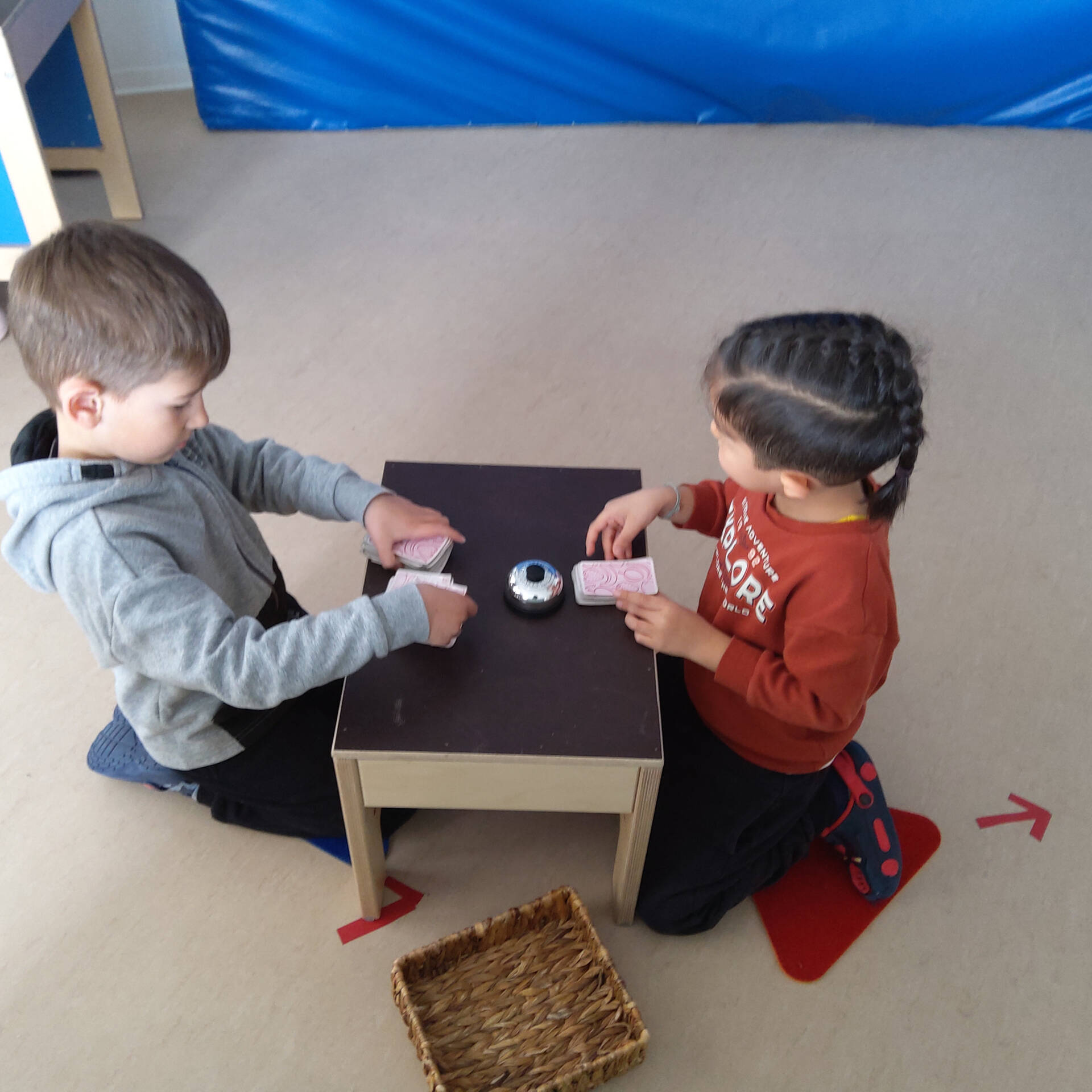 Zwei Jungs spielen Halli Galli