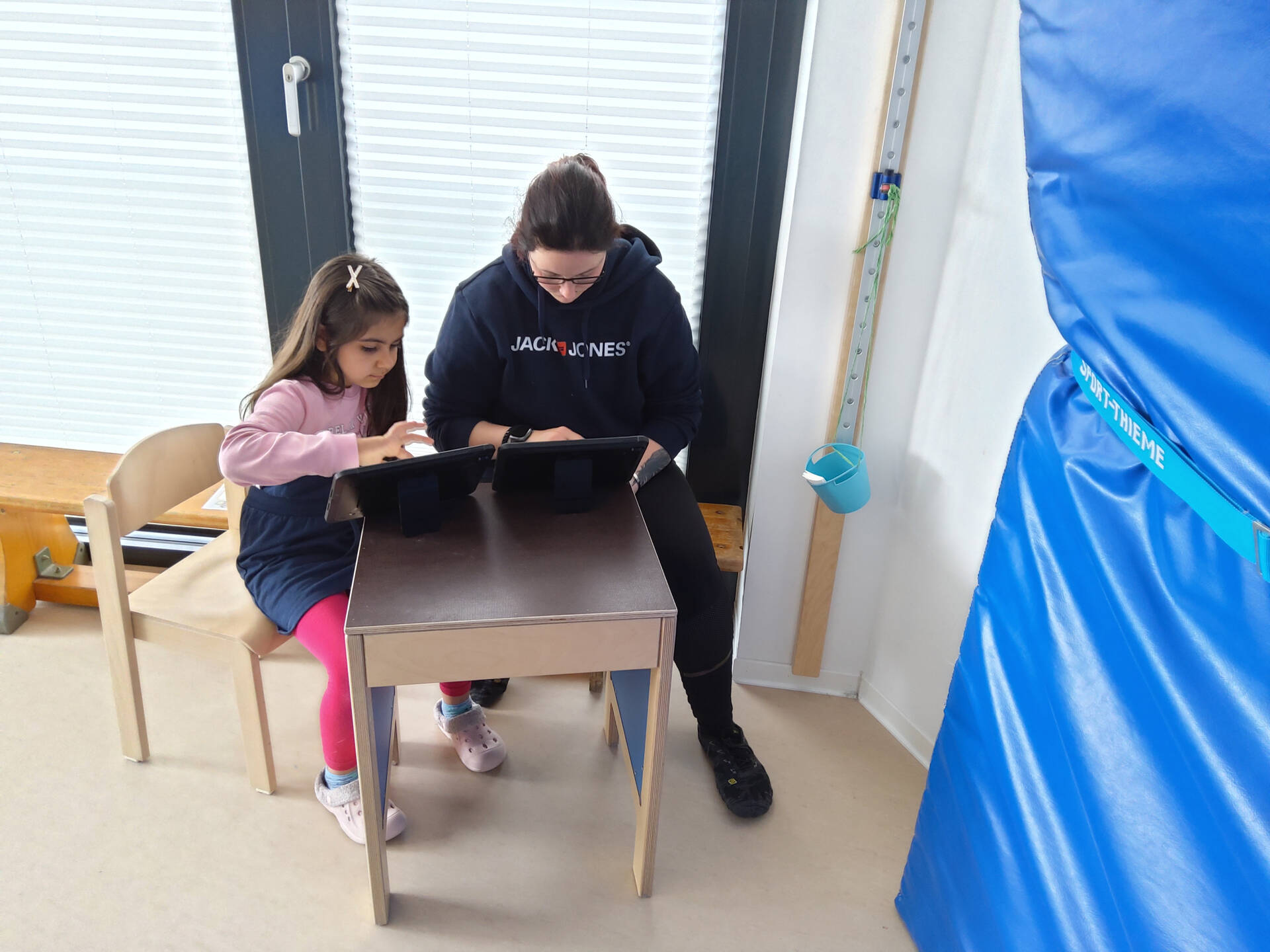 Zwewi Personen sitzen vor Tablets