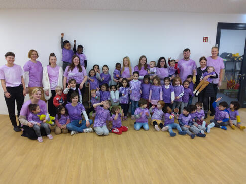 Viele Frauen unterschiedlichen ALters in lila T-Shirts.