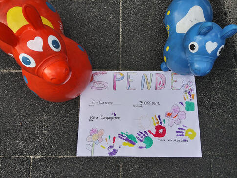 Zwei Hüpftiere mit einem selbsstgemalten Spendenbild.