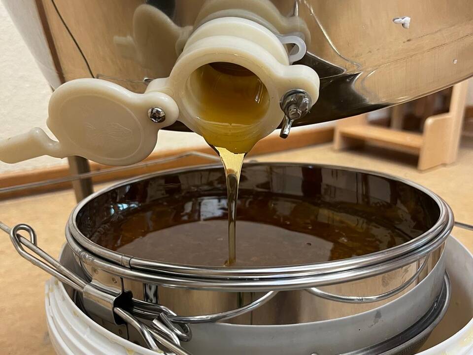 Eine Flüssigkeit wird in einen Eimer gefüllt.