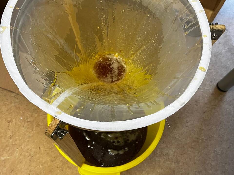 Ein großer Trichter wo Flüssigkeit durchgelaufen ist.