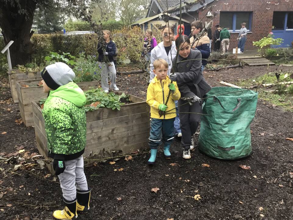 Kinder sammeln Laub