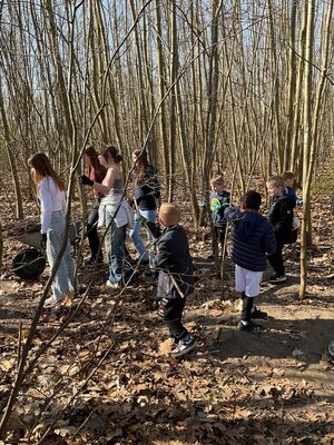Kinder und Jugendliche im Wald.