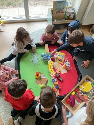 Kinder sortieren Lebensmittel nach Zuckergehalt.