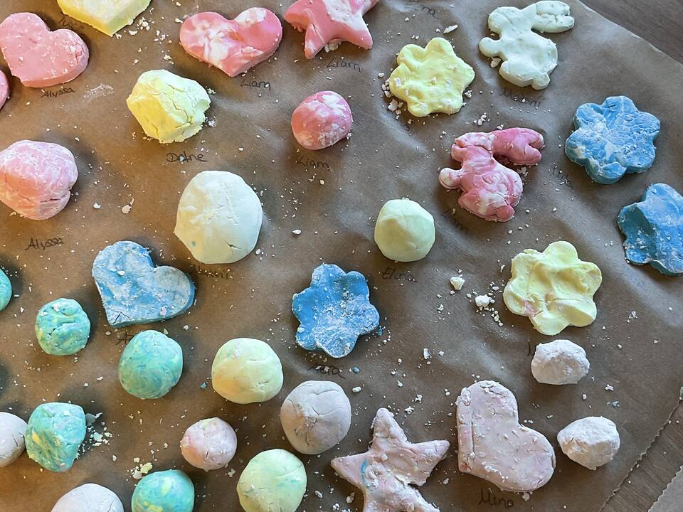 Knetseife in unterschiedlichen Formen und Farben.