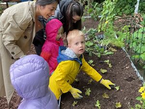 Kinder pflanzen das Hochbeet.