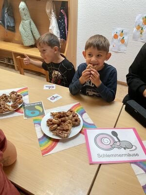 Kinder essen Süssigkeiten