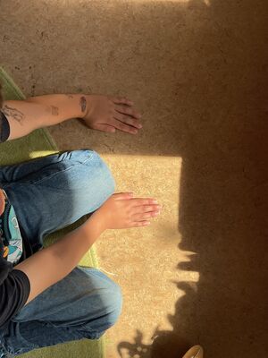 Ein Kind hält eine Hand in die SSonne, die andere in den Schatten.