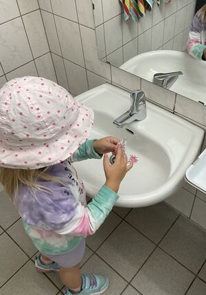 Ein Kind beim Händewaschen.