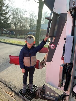 Ein Kind an einer Entsorgungsmaschine.