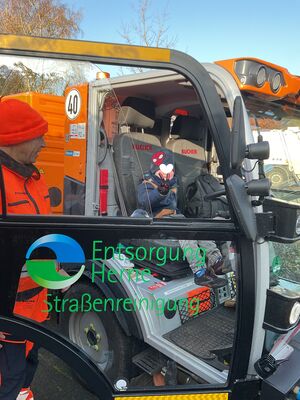 Ein Kind sitzt in einem Gefährt der Entsorgung Herne.