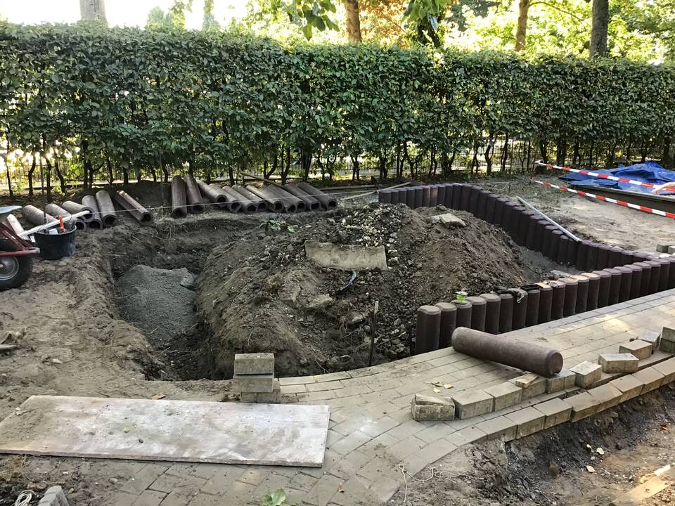 Ein Loch umrandet mit Holzstäben