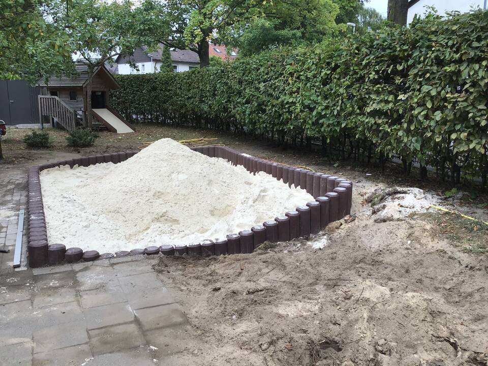 Ein großer Sandkasten.