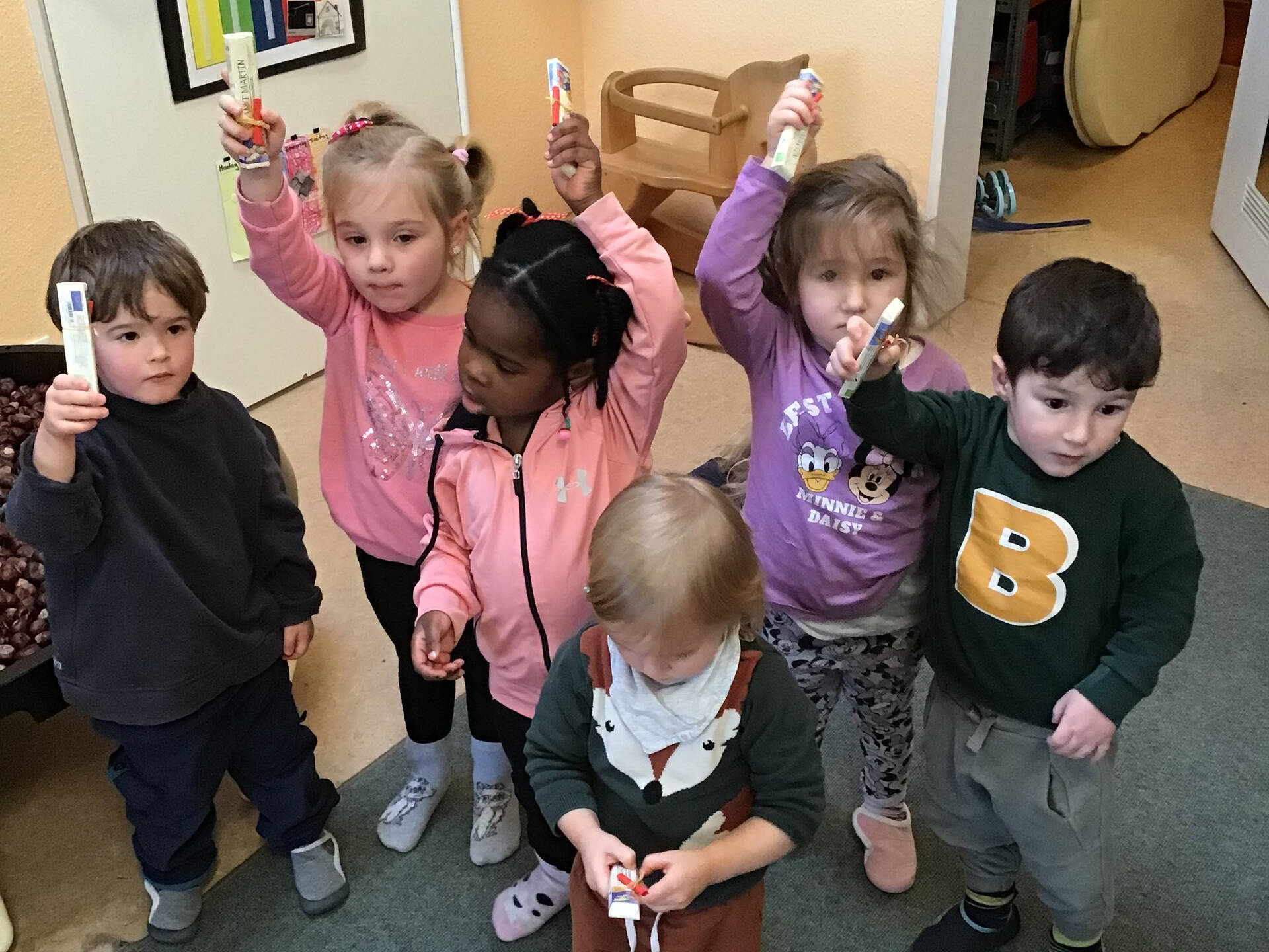Kinder halten kleine Geschenke in der Hand