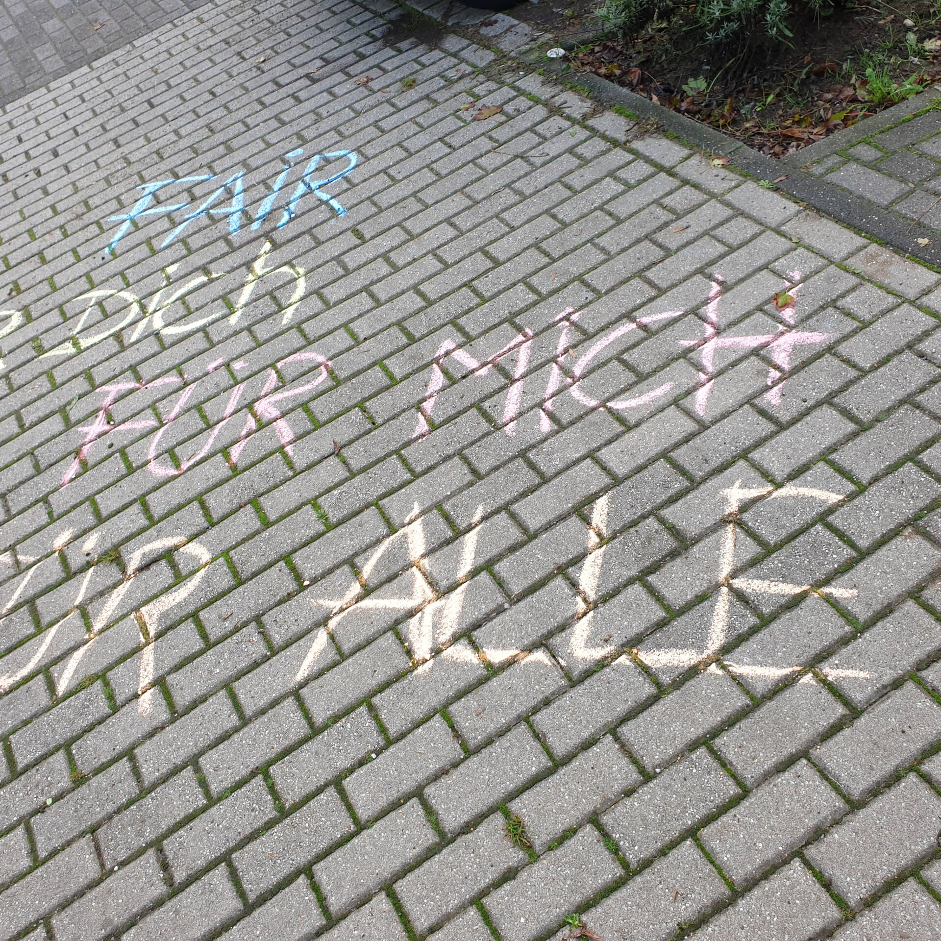 Auf Steinen steht mit Kreide Fair für dich, für mich für Alle.