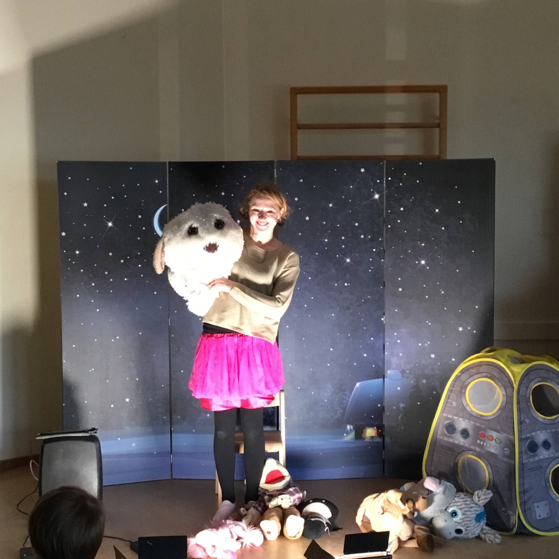 Eine Frau mit einem sehr großen STofftier.