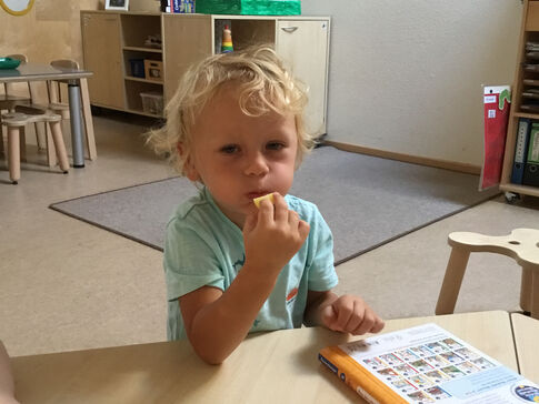 Ein Kind ist eine Kartoffel.