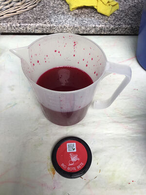 Eine rote Flüssigkeit in einem Meßbecher