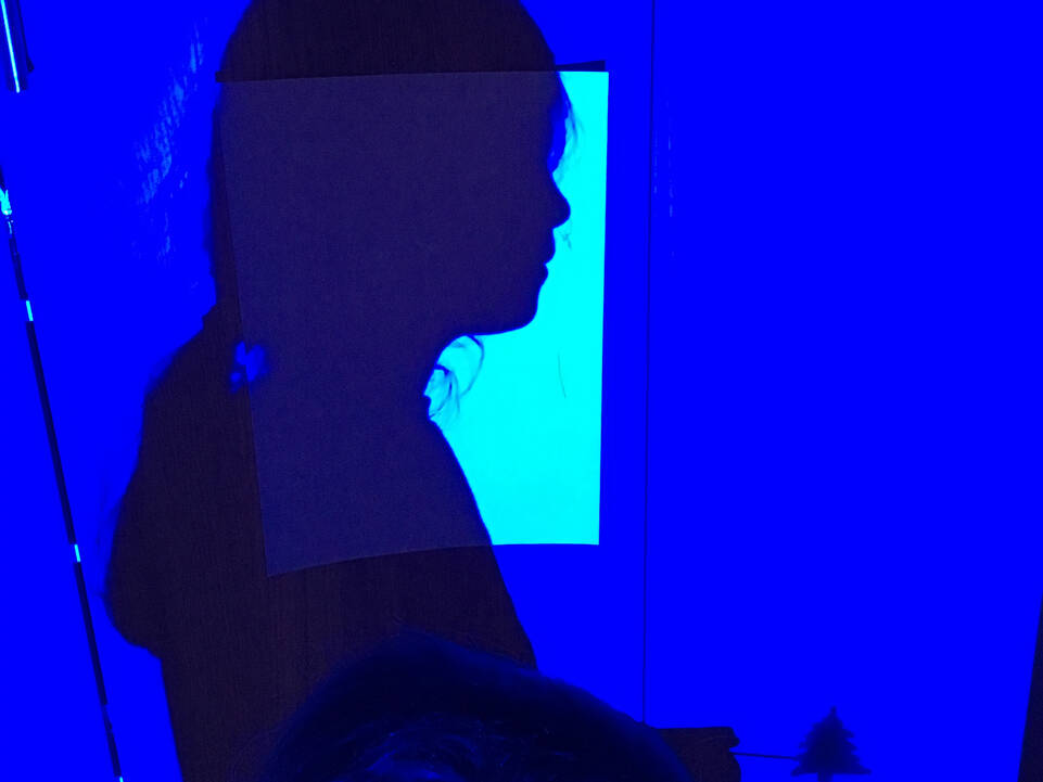 Der Schatten eines Kindes ist an der Wand zu sehen.