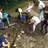 Kinder spielen und graben im Matsch.