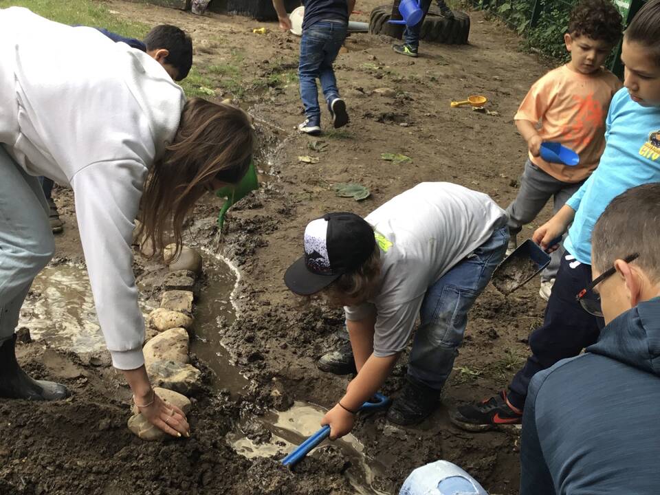 Mehrere Personen graben einen Weg.