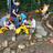 Mehrere Kinder stehen und spielen im Matsch.