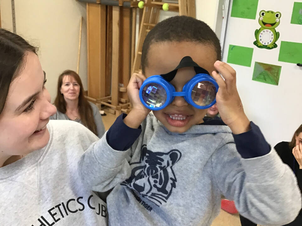 Ein Kind mit einer Lupenbrille