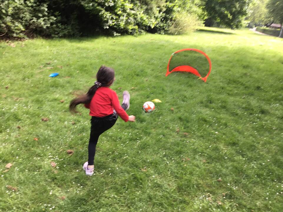 Ein Kind schiesst auf ein Tor.